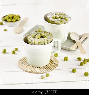 Becher-Kuchen mit Matcha - Wasabi (Mikrowelle) Stockfoto