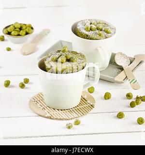 Becher-Kuchen mit Matcha - Wasabi (Mikrowelle) Stockfoto
