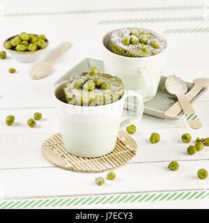 Becher-Kuchen mit Matcha - Wasabi (Mikrowelle) Stockfoto