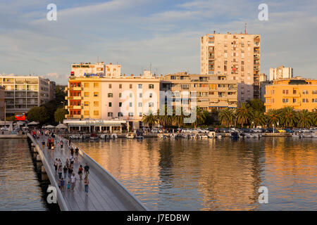 Brücke im Hafen Jazine in der Stadt Zadar, Dalmatien, Kroatien Stockfoto