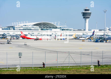 München, Deutschland - APRIL 9: Flugzeuge in Parkposition bei der Flughafen München am 9. April 2017. Die Ariport hat mehr als 40 Millionen passenge Stockfoto