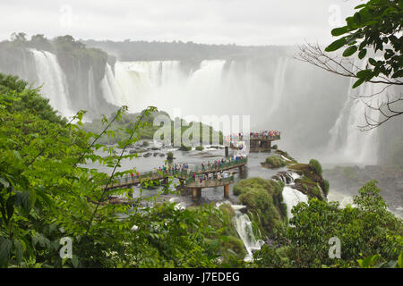 Iguazu Wasserfälle, brasilianische fällt vom Gehweg in der Nähe von Teufelskehle, Brasilien Stockfoto