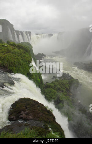 Iguazu Wasserfälle, brasilianische fällt vom Gehweg in der Nähe von Teufelskehle, Brasilien Stockfoto