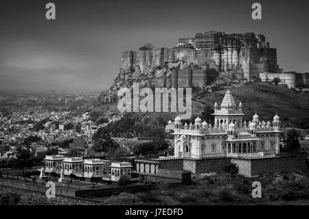 Dramatische schwarz / weiß Foto des Mehrangarh Fort mit Blick auf die Rajasthani Stadt Jodhpur in Indien. Eine der größten Festungen in Indien. Stockfoto