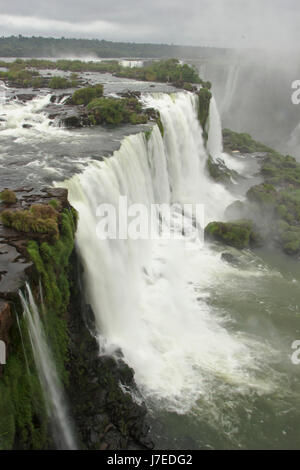 Iguazu Wasserfälle, brasilianische fällt vom Gehweg in der Nähe von Teufelskehle, Brasilien Stockfoto