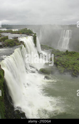 Iguazu Wasserfälle, brasilianische fällt vom Gehweg in der Nähe von Teufelskehle, Brasilien Stockfoto