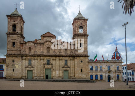 Bischöflichen Kathedrale von Zipaquira (Kathedrale der Heiligsten Dreifaltigkeit) am Hauptplatz - Zipaquira, Kolumbien Stockfoto