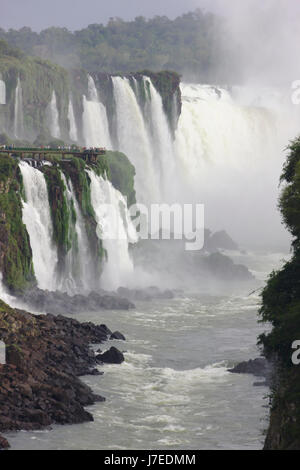 Iguazu Wasserfälle, Blick vom unteren Pfad (Argentinien) die Schlucht auf die brasilianische Wasserfälle und Teufelskehle. Stockfoto