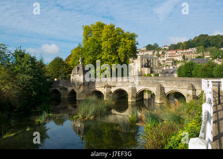 Die bekannte alte Brücke über den Fluss Avon mit der ehemaligen Kapelle und dann Lock-Up in der Herbstsonne, Bradford on Avon, Wiltshire, UK Stockfoto