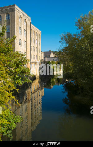Malerische Industriearchitektur von Fluß Avon in der Herbstsonne, Bradford on Avon, Wiltshire, UK Stockfoto