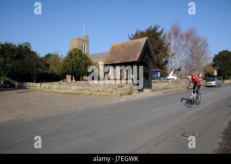 St Mary TheVirgin Church, Northill, Bedfordshire, steht auf einem großen Friedhof umgeben von einer Steinmauer neben Ickwell Road und Bedford Road.   A la Stockfoto