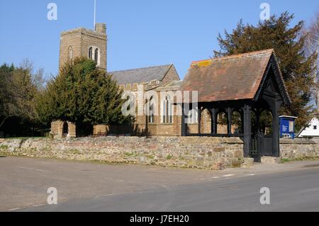 St Mary TheVirgin Church, Northill, Bedfordshire, steht auf einem großen Friedhof umgeben von einer Steinmauer neben Ickwell Road und Bedford Road.   A la Stockfoto