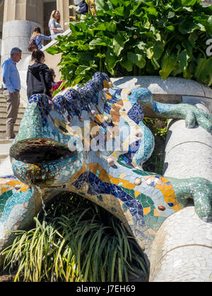 Ein Mosaik gefliesten Salamander, El-Drac in Antoni Gaudis Park Güell, Barcelona, Spanien Stockfoto