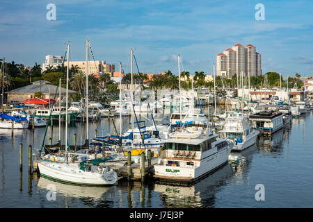 Am frühen Morgen über den Fort Myers Yacht Basin Marina und Gebäuden von Fort Myers, Florida, USA Stockfoto