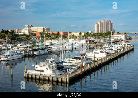 Am frühen Morgen über den Fort Myers Yacht Basin Marina und Gebäuden von Fort Myers, Florida, USA Stockfoto