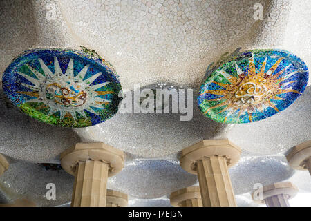 Dekorative Mosaikfliesen an der Decke der Sala Hipóstila an Gaudis Park Güell, Barcelona, Spanien. Stockfoto