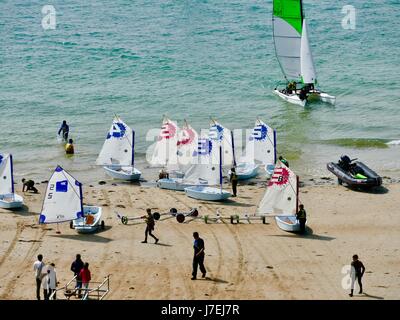 Segelschule, Strandurlauber an den Stränden außerhalb der Intra Muros. Saint-Malo, Frankreich Stockfoto