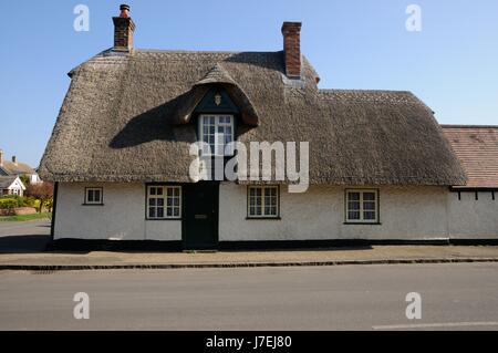 Nr. 17 Ickwell Road, Northill, Bedfordshire ist ein wunderbares Gebäude mit einem Strohdach, die zuvor den Namen von "Frau Huckles" trug. Stockfoto