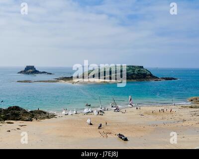 Segelschule, Strandurlauber an den Stränden außerhalb der Intra Muros. Saint-Malo, Frankreich Stockfoto