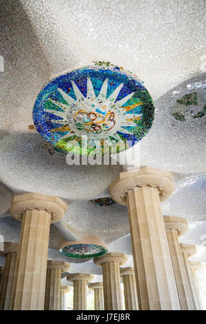 Dekorative Mosaikfliesen an der Decke der Sala Hipóstila an Gaudis Park Güell, Barcelona, Spanien. Stockfoto