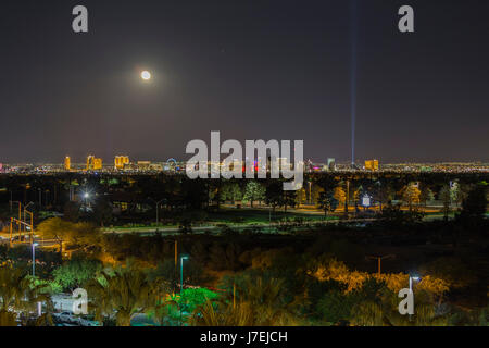 Las Vegas, Nevada, USA - 13. Mai 2017: Nachtansicht des Las Vegas Strip Casino-Resorts mit Mond im südlichen Nevada. Stockfoto