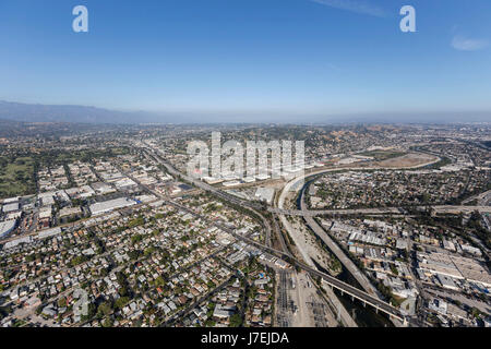 Luftaufnahme des Los Angeles River in Glendale Freeway in Südkalifornien. Stockfoto