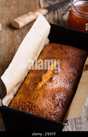 Hausgemachte Pfund Kuchen Backform bereit, auf rustikalen Holztisch essen Stockfoto