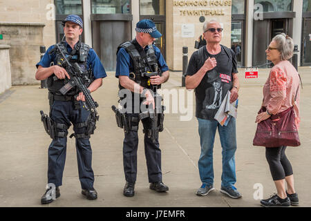 London, UK. 24. Mai 2017. Sicherheit ist eng in Whitehall, wie das Vereinigte Königreich auf seinen höchsten Stand der Warnung ist. London, 24. Mai 2017. Bildnachweis: Guy Bell/Alamy Live-Nachrichten Stockfoto