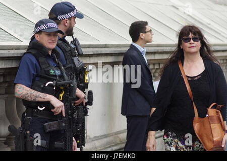 London, England. 24. Mai 2017.  UNO-Friedenstruppen erinnert an das Kenotaph in Whitehall. Diplomaten, Militärs legt, Würdenträger und junge Menschen nahmen an der Kranzniederlegung unter strengen Sicherheitsvorkehrungen mit bewaffneten Metropolitan Police in Beweise sowie Soldaten mit SA-80 Waffen im Kampf gegen Unifoms im Rahmen der Operation Temperer. Bildnachweis: Peter Hogan/Alamy Live-Nachrichten Stockfoto