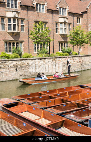 Cambridge, UK. 24. Mai 2017. Touristen genießen Stechkahn fahren auf dem Fluss Cam im heißen, sonnigen Wetter. Die Temperaturen erreichten 24,5 Grad Celsius und die Wettervorhersage ist für noch wärmeres Wetter im Osten Englands für das bevorstehende Wochenende und Feiertagen. Bildnachweis: Julian Eales/Alamy Live-Nachrichten Stockfoto