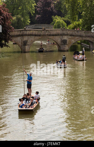 Cambridge, UK. 24. Mai 2017. Touristen genießen Stechkahn fahren auf dem Fluss Cam im heißen, sonnigen Wetter. Die Temperaturen erreichten 24,5 Grad Celsius und die Wettervorhersage ist für noch wärmeres Wetter im Osten Englands für das bevorstehende Wochenende und Feiertagen. Bildnachweis: Julian Eales/Alamy Live-Nachrichten Stockfoto