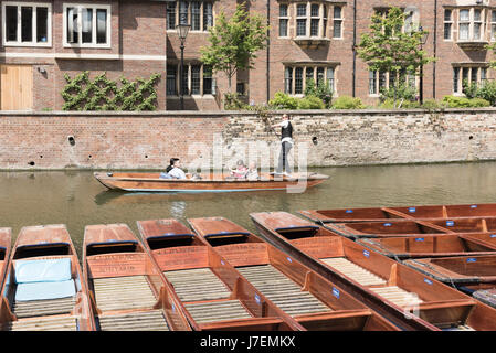 Cambridge, UK. 24. Mai 2017. Touristen genießen Stechkahn fahren auf dem Fluss Cam im heißen, sonnigen Wetter. Die Temperaturen erreichten 24,5 Grad Celsius und die Wettervorhersage ist für noch wärmeres Wetter im Osten Englands für das bevorstehende Wochenende und Feiertagen. Bildnachweis: Julian Eales/Alamy Live-Nachrichten Stockfoto