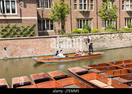 Cambridge, UK. 24. Mai 2017. Touristen genießen Stechkahn fahren auf dem Fluss Cam im heißen, sonnigen Wetter. Die Temperaturen erreichten 24,5 Grad Celsius und die Wettervorhersage ist für noch wärmeres Wetter im Osten Englands für das bevorstehende Wochenende und Feiertagen. Bildnachweis: Julian Eales/Alamy Live-Nachrichten Stockfoto