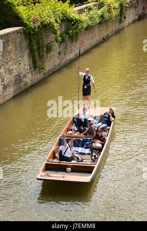 Cambridge, UK. 24. Mai 2017. Touristen genießen Stechkahn fahren auf dem Fluss Cam im heißen, sonnigen Wetter. Die Temperaturen erreichten 24,5 Grad Celsius und die Wettervorhersage ist für noch wärmeres Wetter im Osten Englands für das bevorstehende Wochenende und Feiertagen. Bildnachweis: Julian Eales/Alamy Live-Nachrichten Stockfoto