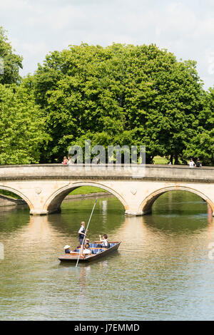 Cambridge, UK. 24. Mai 2017. Touristen genießen Stechkahn fahren auf dem Fluss Cam im heißen, sonnigen Wetter. Die Temperaturen erreichten 24,5 Grad Celsius und die Wettervorhersage ist für noch wärmeres Wetter im Osten Englands für das bevorstehende Wochenende und Feiertagen. Bildnachweis: Julian Eales/Alamy Live-Nachrichten Stockfoto