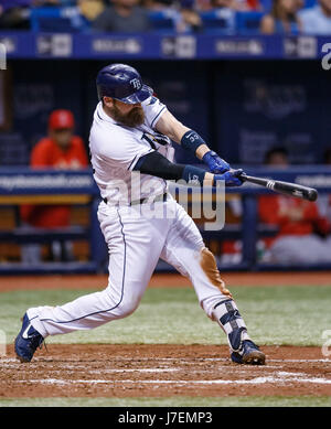 23. Mai 2017 - Tampa Bay Rays Catcher Derek Norris (33) Hits in einem Fielder es Choice auf das 5. Inning im Spiel zwischen den Engeln und den Sonnenstrahlen im Tropicana Field, St. Petersburg, Florida, USA am Ende. Del Mecum/CSM Stockfoto