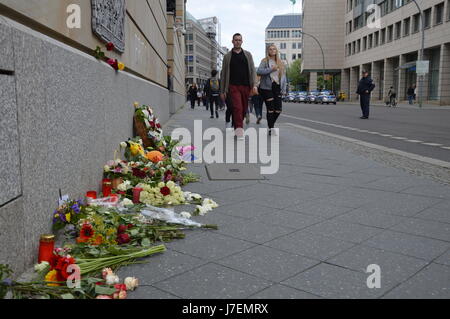 Berlin, Deutschland. 24. Mai 2017. Einen Tag nach dem Manchester-Terror Angriff an der britischen Botschaft in Berlin, Deutschland-Credit: Markku Rainer Peltonen/Alamy Live News Stockfoto