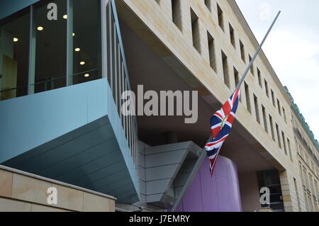 Berlin, Deutschland. 24. Mai 2017. Einen Tag nach dem Manchester-Terror Angriff an der britischen Botschaft in Berlin, Deutschland-Credit: Markku Rainer Peltonen/Alamy Live News Stockfoto