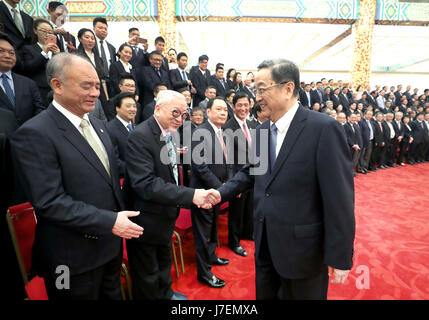 (170524)--Peking, 24. Mai 2017 (Xinhua)--Yu Zhengsheng (R, vorne), Vorsitzender des Nationalkomitees der politischen Konsultativkonferenz des chinesischen Volkes, trifft sich mit Vertretern, die Teilnahme an der Feier des 10. Jahrestages der Vereinigung von Taiwan Investment Unternehmen auf dem Festland (ATIEM) in Peking, Hauptstadt von China, 24. Mai 2017.  (Xinhua/Ma Zhancheng) (lb) Stockfoto