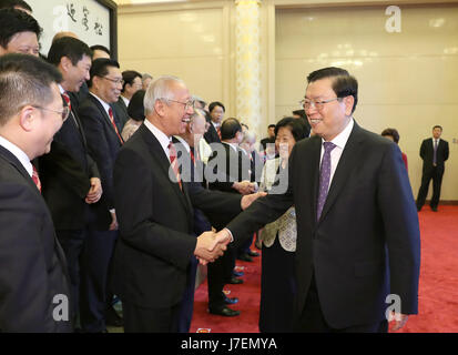 (170524)--Peking, 24. Mai 2017 (Xinhua)--Zhang Dejiang (R, vorne), Vorsitzender des ständigen Ausschusses des nationalen Kongress ist, trifft sich mit einer Delegation von der in Hongkong ansässigen chinesischen General Chamber Of Commerce (CGCC), in Peking, Hauptstadt von China, 24. Mai 2017.  (Xinhua/Ma Zhancheng) (lb) Stockfoto