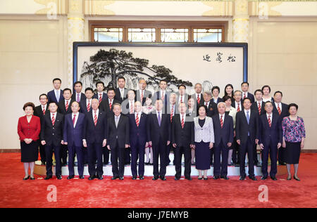 (170524)--Peking, 24. Mai 2017 (Xinhua)--Zhang Dejiang (C, vorne), Vorsitzender des ständigen Ausschusses des nationalen Kongress ist, trifft sich mit einer Delegation von der in Hongkong ansässigen chinesischen General Chamber Of Commerce (CGCC), in Peking, Hauptstadt von China, 24. Mai 2017.  (Xinhua/Ma Zhancheng) (lb) Stockfoto