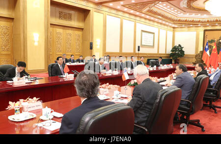 (170524)--Peking, 24. Mai 2017 (Xinhua)--Zhang Dejiang, Vorsitzender des ständigen Ausschusses des nationalen Volkskongresses, trifft sich mit Fidel Espinoza, Präsident der Kammer der Abgeordneten von Chile, in Peking, Hauptstadt von China, 24. Mai 2017. Espinoza ist in Peking, die 11. Sitzung des Ausschusses für China und Chile parlamentarischen politischen Dialog zu besuchen.  (Xinhua/Ma Zhancheng) (lb) Stockfoto