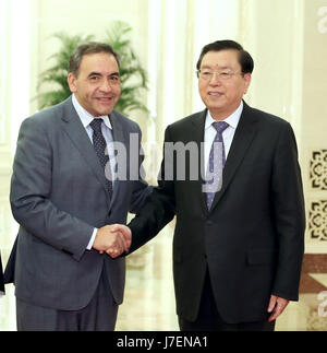 (170524)--Peking, 24. Mai 2017 (Xinhua)--Zhang Dejiang (R), Vorsitzender des ständigen Ausschusses des nationalen Volkskongresses, trifft sich mit Fidel Espinoza, Präsident der Kammer der Abgeordneten von Chile, in Peking, Hauptstadt von China, 24. Mai 2017. Espinoza ist in Peking, die 11. Sitzung des Ausschusses für China und Chile parlamentarischen politischen Dialog zu besuchen.  (Xinhua/Ma Zhancheng) (lb) Stockfoto