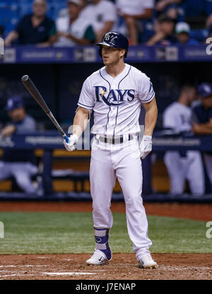 23. Mai 2017 - Tampa Bay Rays Designated Hitter Corey Dickerson (10) im 6. Inning im Spiel zwischen den Engeln und den Sonnenstrahlen im Tropicana Field, St. Petersburg, Florida, USA. Del Mecum/CSM Stockfoto