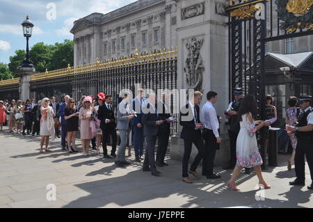 In der Zwischenzeit nicht zu weit weg vom Palast am her Majesty es Royal Theatre Polizei reagieren Sie schnell auf ein verdächtig parkenden Fahrzeug, das schien, aufgegeben werden. Der van war schnell bewegt von seiner Position und suchte durch die Polizei, die ankommen, kurz nachdem die van aufgegeben worden Stockfoto