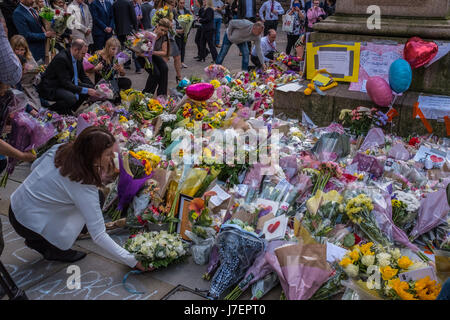 Manchester-Terror-Anschlag. Manchester, England 24. Mai 2017. Menschen legen Blumen an einem Denkmal in St. Annes Square, Manchester City Centre nach dem Terroranschlag in Manchester Arena nach einem Konzert von US-Künstler Ariana Grande. Foto: Ian Walker / Alamy Live News Stockfoto