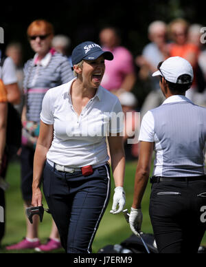 Virginia Water, Surrey, UK. 24. Mai 2017. Georgie Bingham und Naga Munchetty feiern am 14. grün während der pro-am-Veranstaltung vor der Europäischen Tour BMW PGA Championship auf neu modellierten Westplatz im Wentworth Club, Surrey. © David Partridge / Alamy Live News Stockfoto