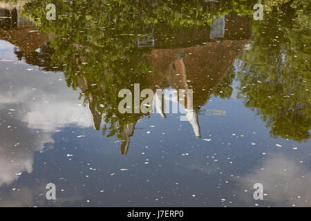 Yalding, UK, 24. Mai 2017. UK-Wetternachrichten. Ein sehr heißer Tag 23 Grad auf den Fluss Medway in der Nähe von Tea Pot Insel aussteigt Yalding, Kent, Menschen auf dem Fluss und Deichsel Weg. Bildnachweis: Richard Donovan/Alamy Live-Nachrichten. Stockfoto