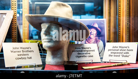 Roscoe, Illinois, USA. 24. Mai 2017. John Wayne Erinnerungsstücke erscheint das historische Attraktionen Automuseum. Den Beständen des Museums gehören die weltweit größte Sammlung von Präsidentschafts- und weltweit führenden Automobilen und 36.000 qm Wert von Displays von kulturellen Artefakten und historischen Kuriositäten aus dem 20. Jahrhundert. Bildnachweis: Brian Cahn/ZUMA Draht/Alamy Live-Nachrichten Stockfoto