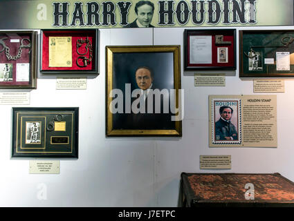 Roscoe, Illinois, USA. 24. Mai 2017. Ein Teil des Bestandes Harry Houdini erscheint das historische Attraktionen Automuseum. Den Beständen des Museums gehören die weltweit größte Sammlung von Präsidentschafts- und weltweit führenden Automobilen und 36.000 qm Wert von Displays von kulturellen Artefakten und historischen Kuriositäten aus dem 20. Jahrhundert. Bildnachweis: Brian Cahn/ZUMA Draht/Alamy Live-Nachrichten Stockfoto